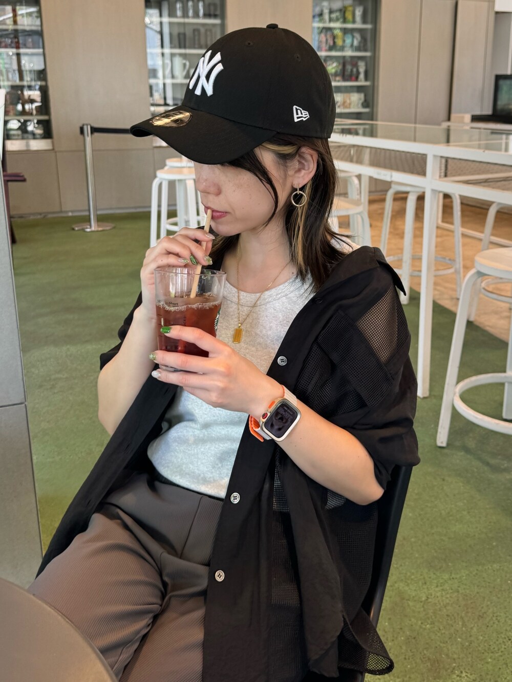 ブラック系のシャツ/ブラウス、グレー系のその他パンツ、グレー系のサンダルを着用したレディースの夏コーディネートの6枚目の写真