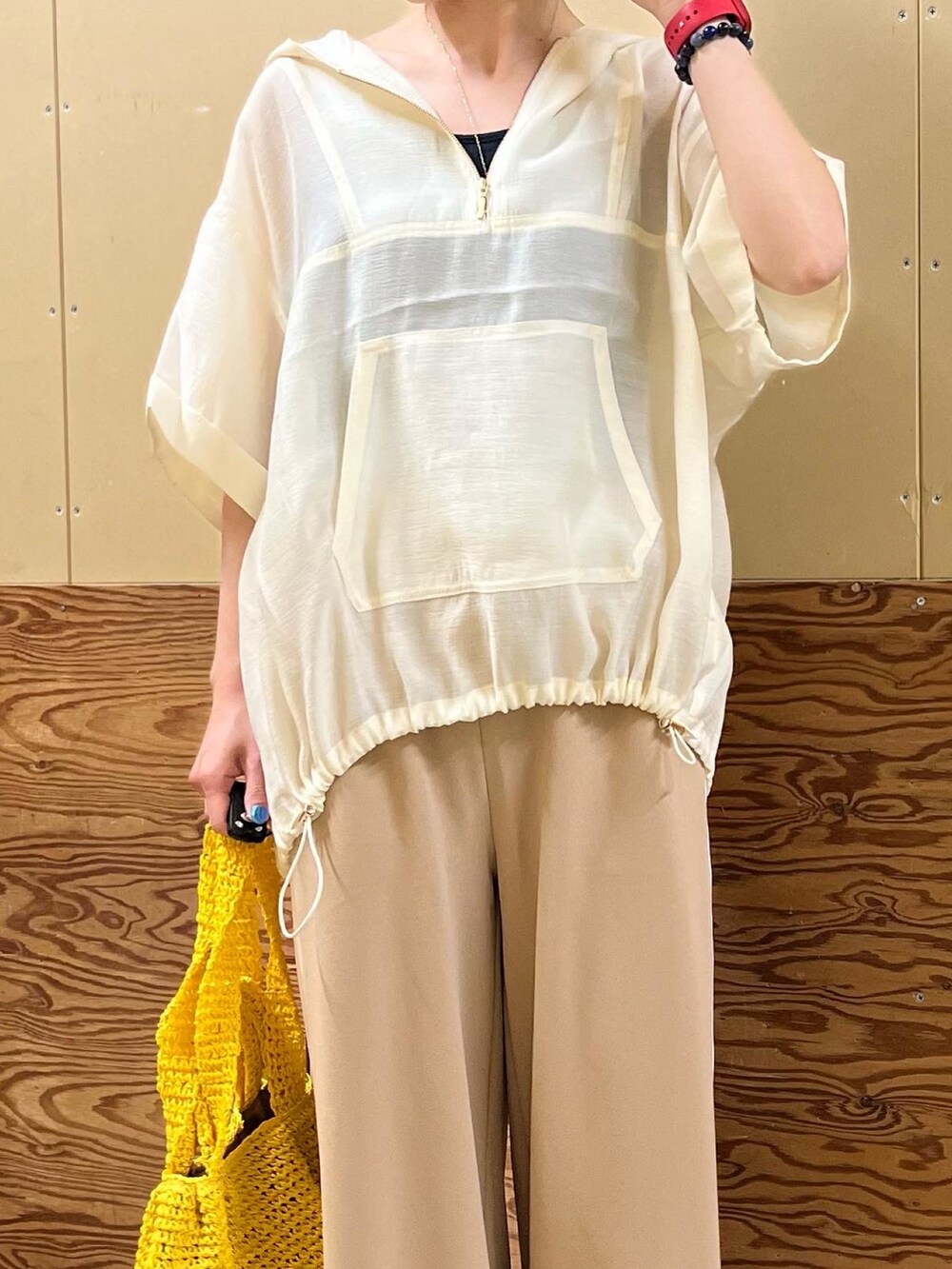 ホワイト系のブルゾン、ベージュ系のその他パンツ、イエロー系のかごバッグを着用したレディースの夏コーディネートの2枚目の写真