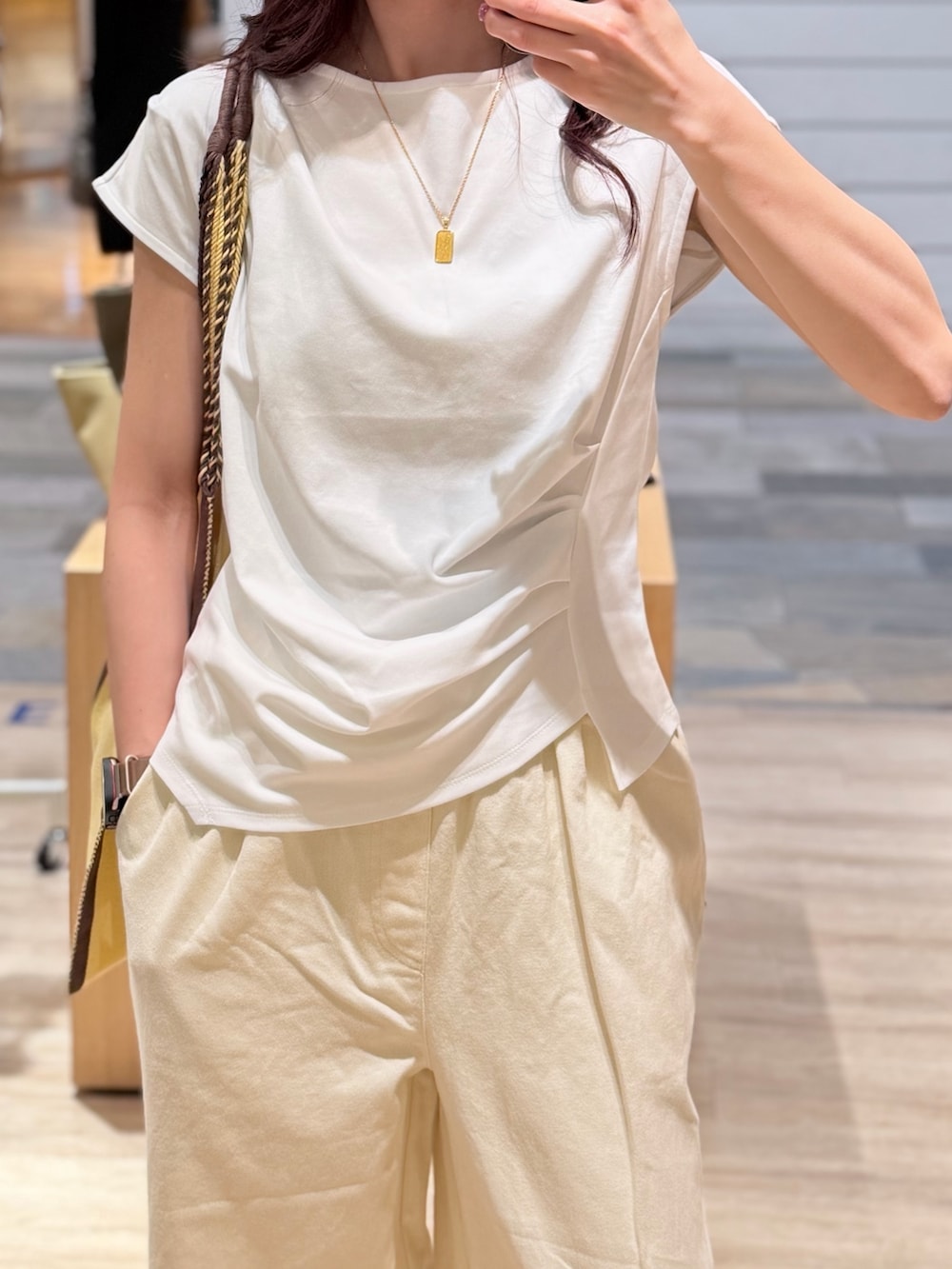 ホワイト系のTシャツ/カットソー、ホワイト系のその他パンツ、イエロー系のトートバッグを着用したレディースの夏コーディネートの4枚目の写真