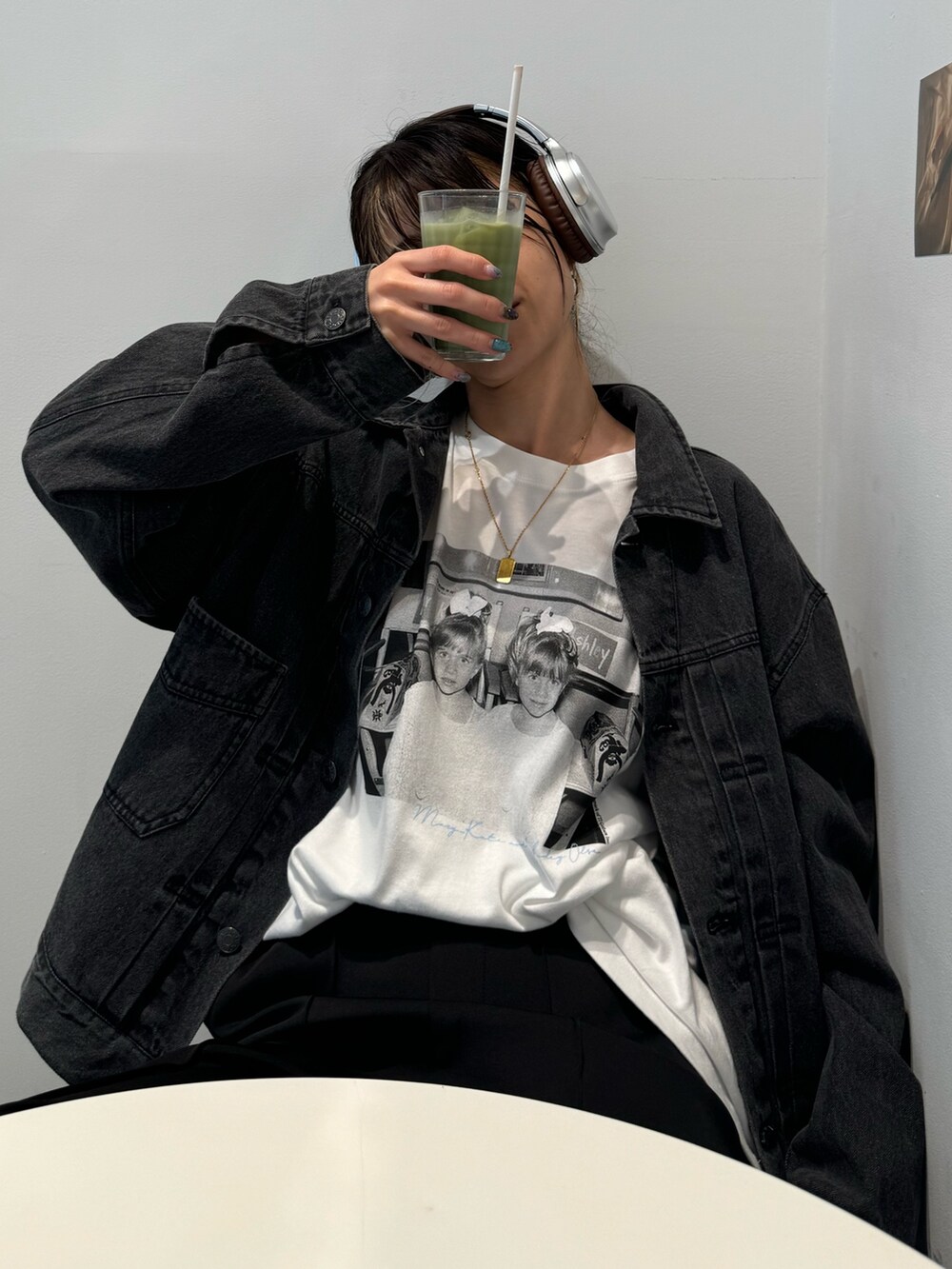 ブラック系のデニムジャケット、ブラック系のその他パンツ、ホワイト系のTシャツ/カットソーを着用したレディースの秋コーディネートの4枚目の写真