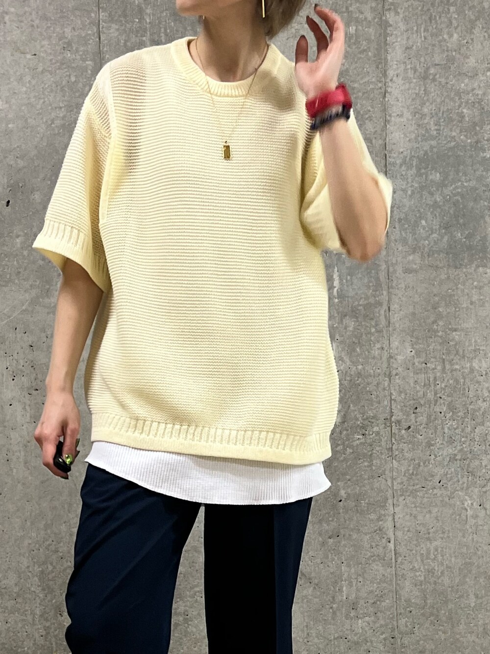 ホワイト系のTシャツ/カットソー、ブルー系のその他パンツ、ホワイト系のスニーカーを着用したレディースの夏コーディネートの2枚目の写真