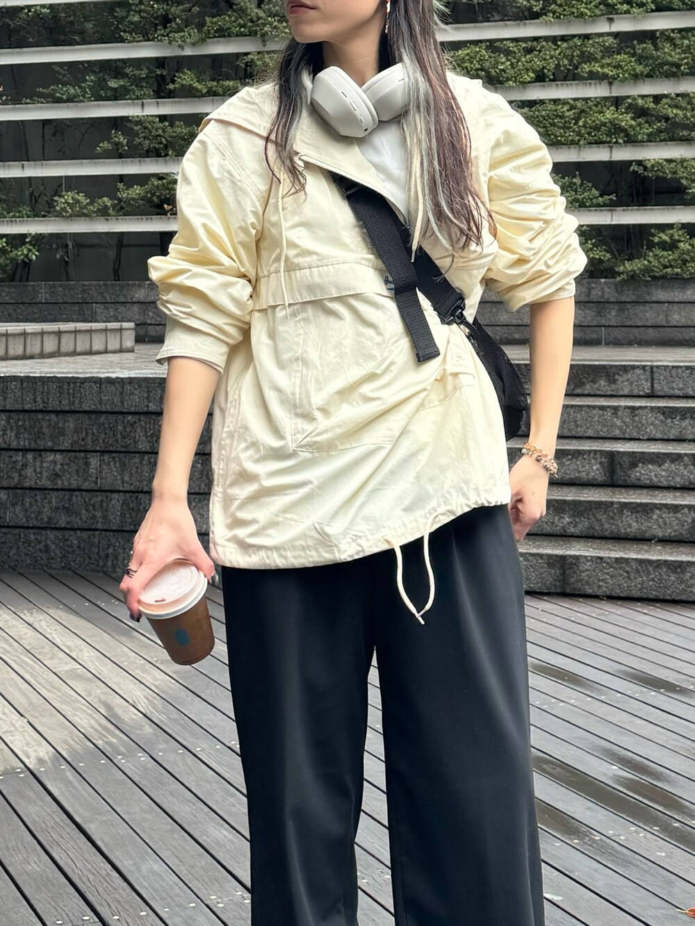 ホワイト系のナイロンジャケットを着用したレディースの春コーディネートの3枚目の写真