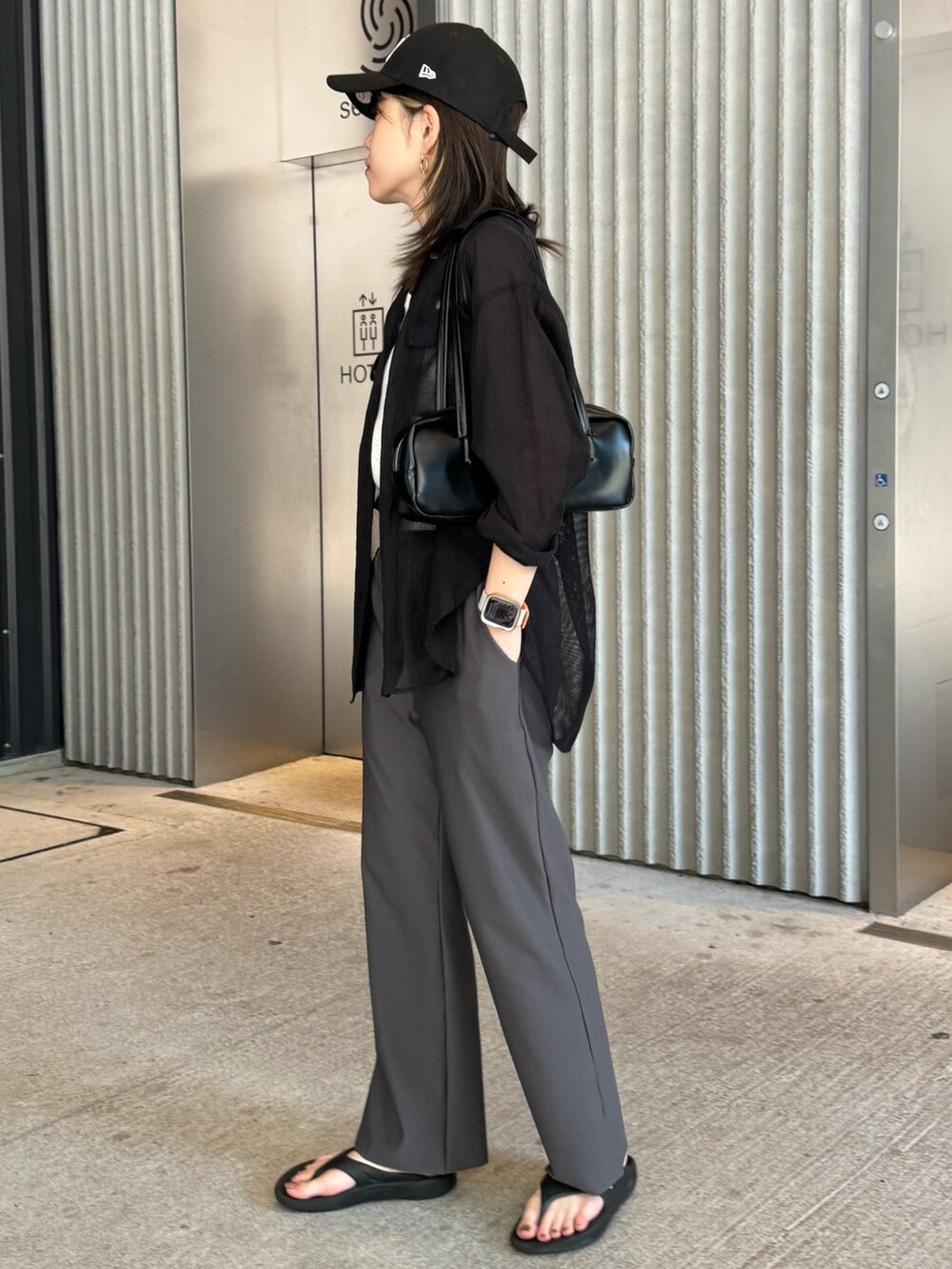 ブラック系のシャツ/ブラウス、グレー系のその他パンツ、グレー系のサンダルを着用したレディースの夏コーディネートの2枚目の写真