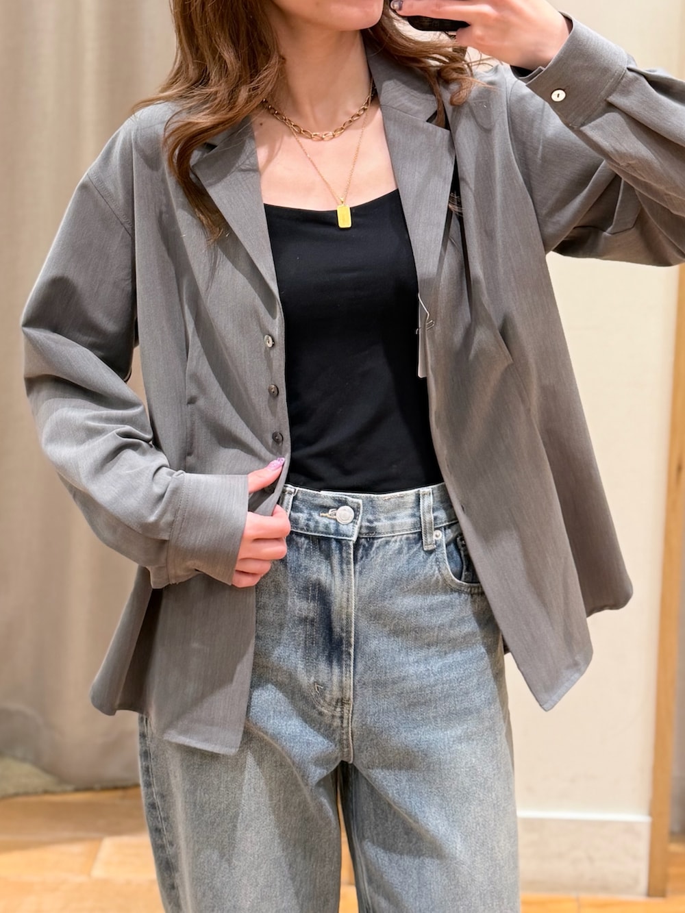 グレー系のシャツ/ブラウス、ブルー系のデニムパンツを着用したレディースの春コーディネートの2枚目の写真