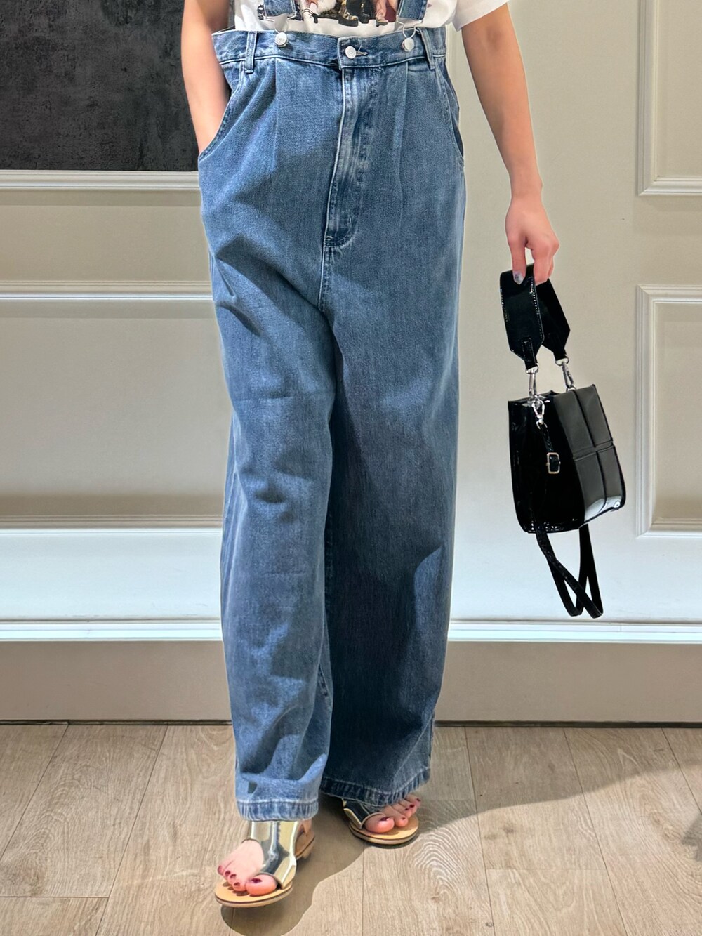 ブルー系のデニムパンツ、シルバー系のショルダーバッグ、シルバー系のサンダルを着用したレディースの夏コーディネートの4枚目の写真