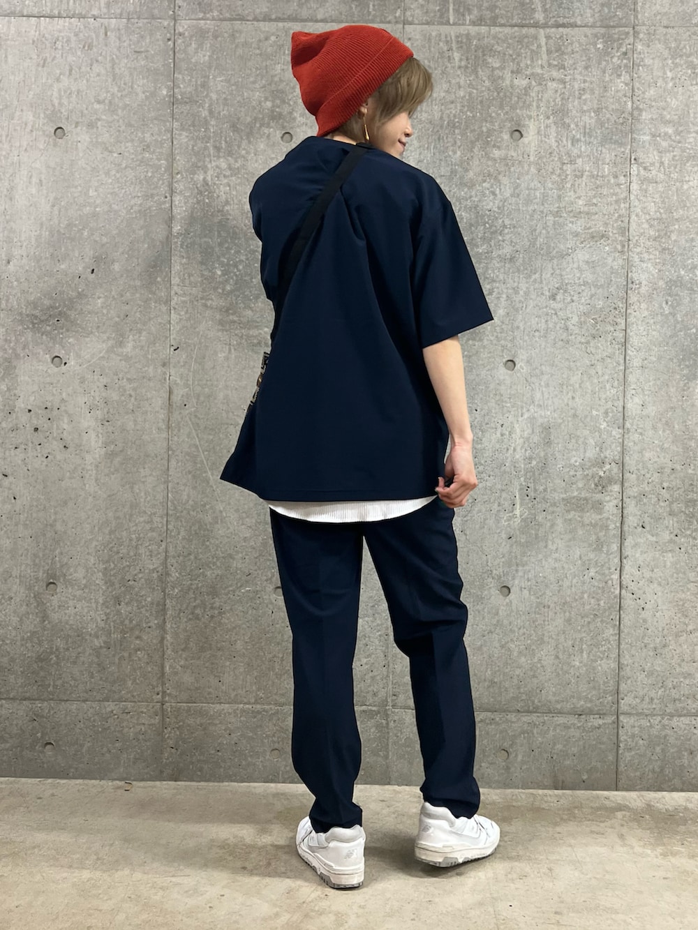 ブルー系のTシャツ/カットソー、ホワイト系のタンクトップ、ブルー系のその他パンツを着用したレディースの春コーディネートの2枚目の写真