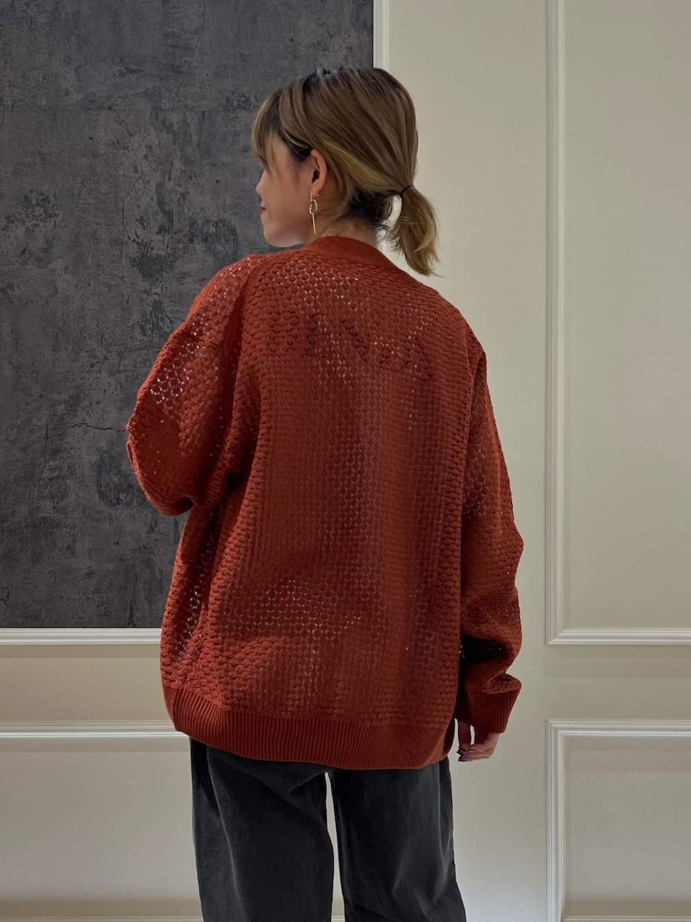 オレンジ系のカーディガン/ボレロ、ブラック系のデニムパンツを着用したレディースの秋コーディネートの3枚目の写真