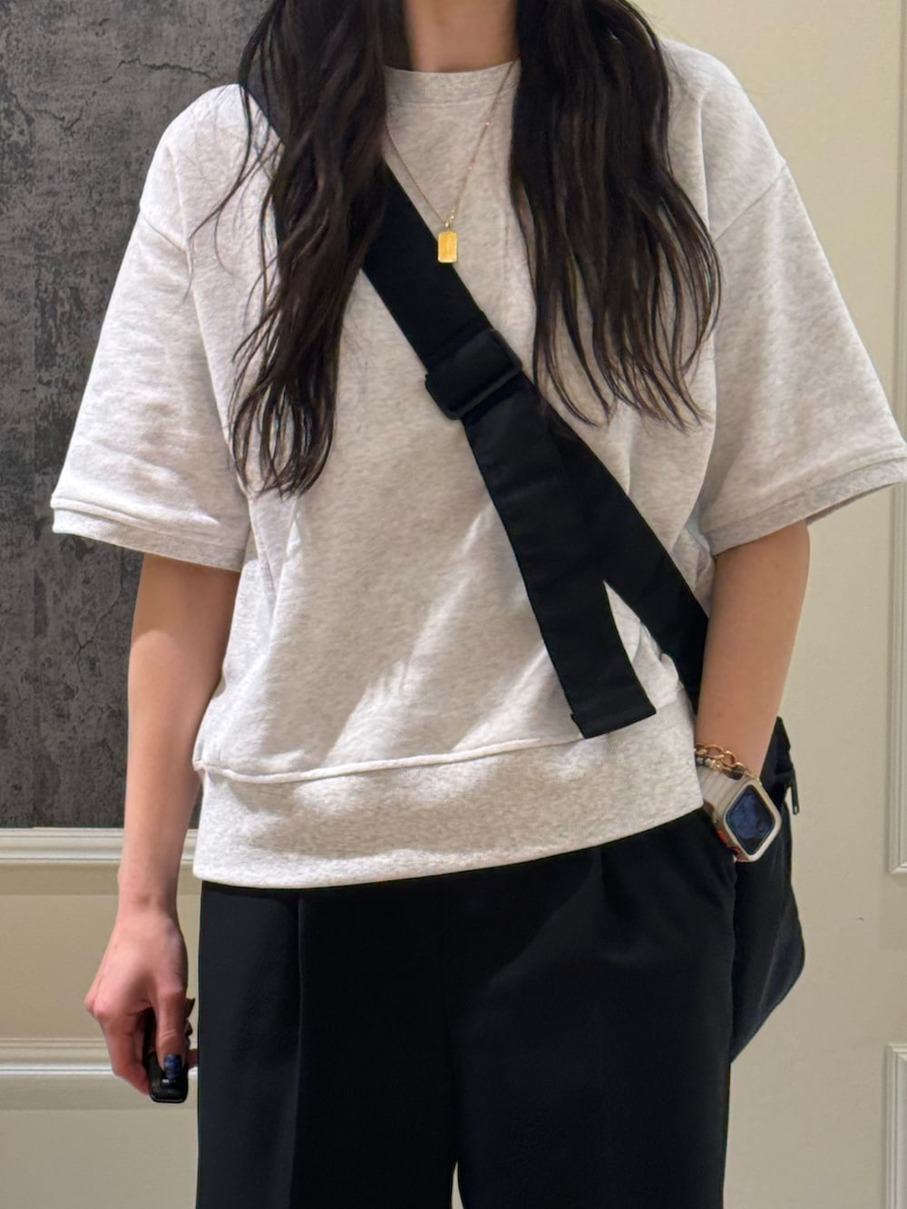 グレー系のスウェット、ベージュ系のその他パンツを着用したレディースの春コーディネートの6枚目の写真