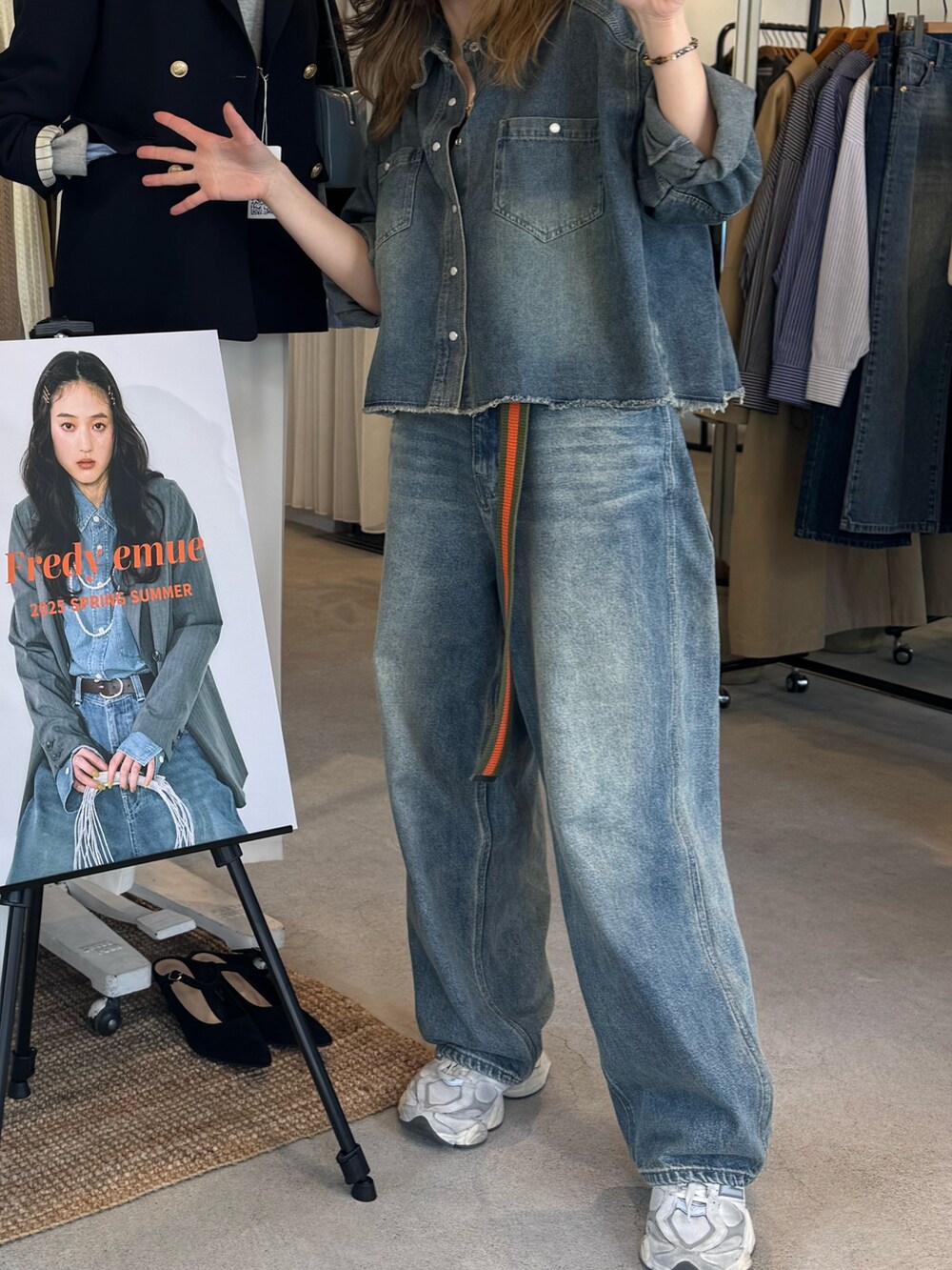 ブルー系のシャツ/ブラウス、ブルー系のデニムパンツ、ブルー系のベルトを着用したレディースの春コーディネートの2枚目の写真