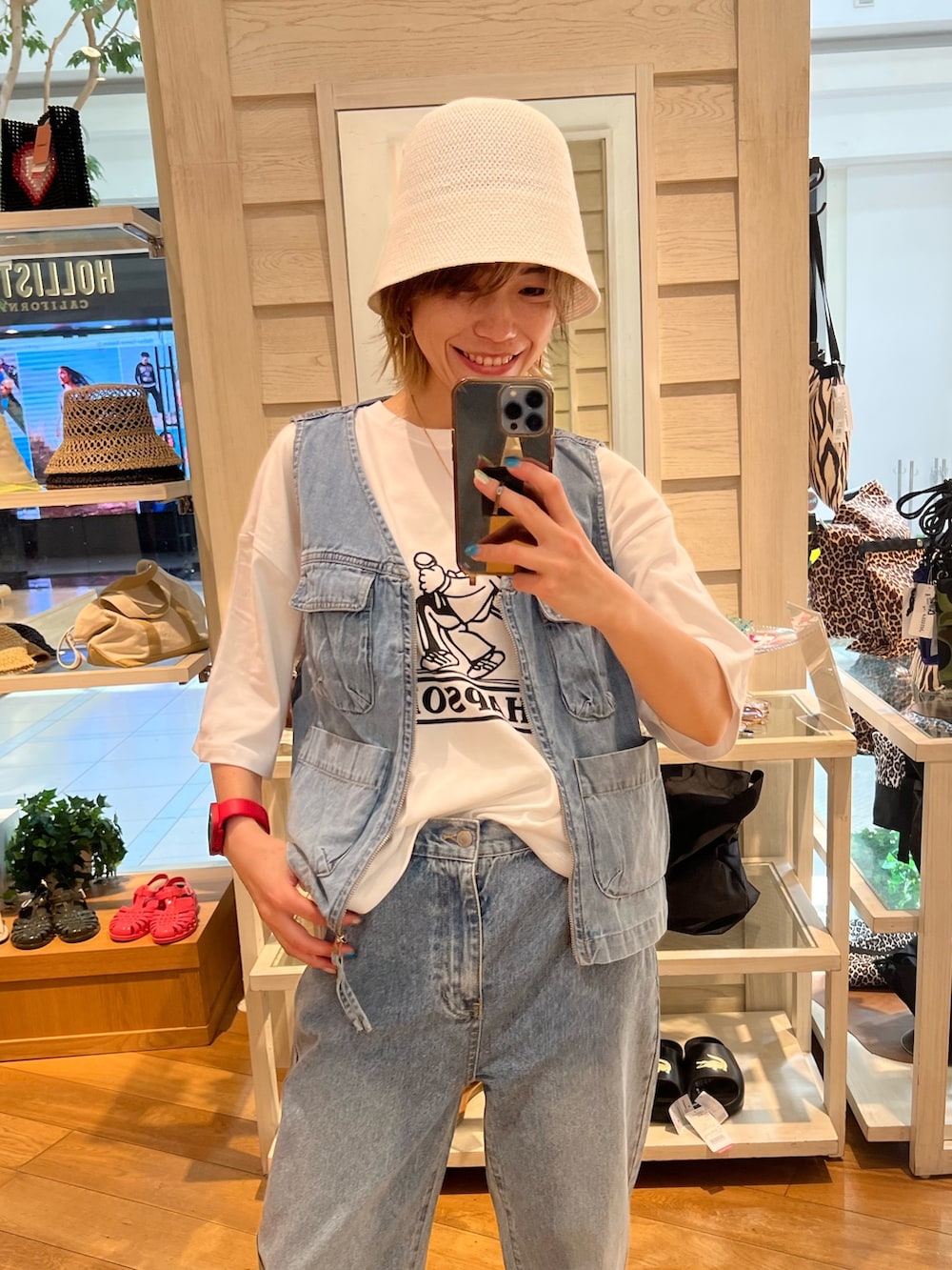 ブルー系のデニムジャケット、ブルー系のデニムパンツを着用したレディースの夏コーディネートの2枚目の写真