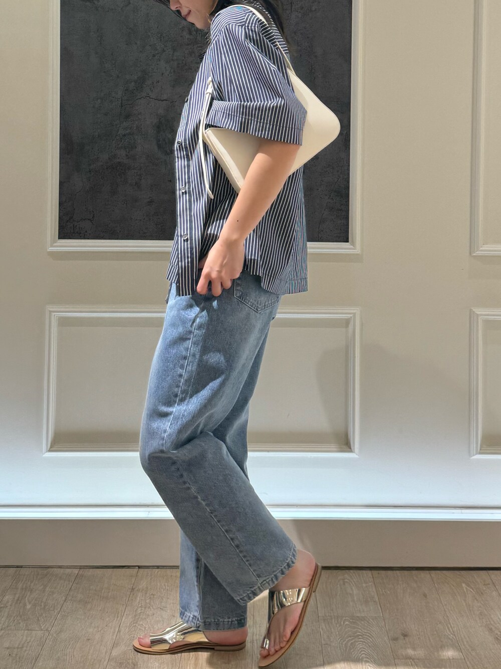 ブルー系のシャツ/ブラウス、ブルー系のデニムパンツ、シルバー系のサンダルを着用したレディースの夏コーディネートの2枚目の写真