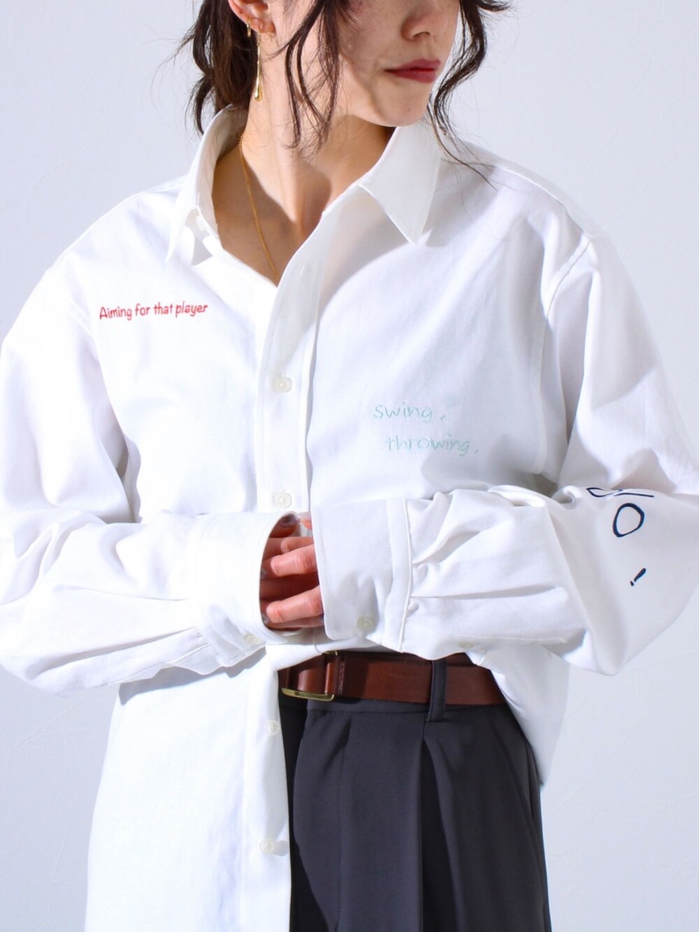 ホワイト系のシャツ/ブラウス、ブラック系のスラックスを着用したレディースの春コーディネートの2枚目の写真