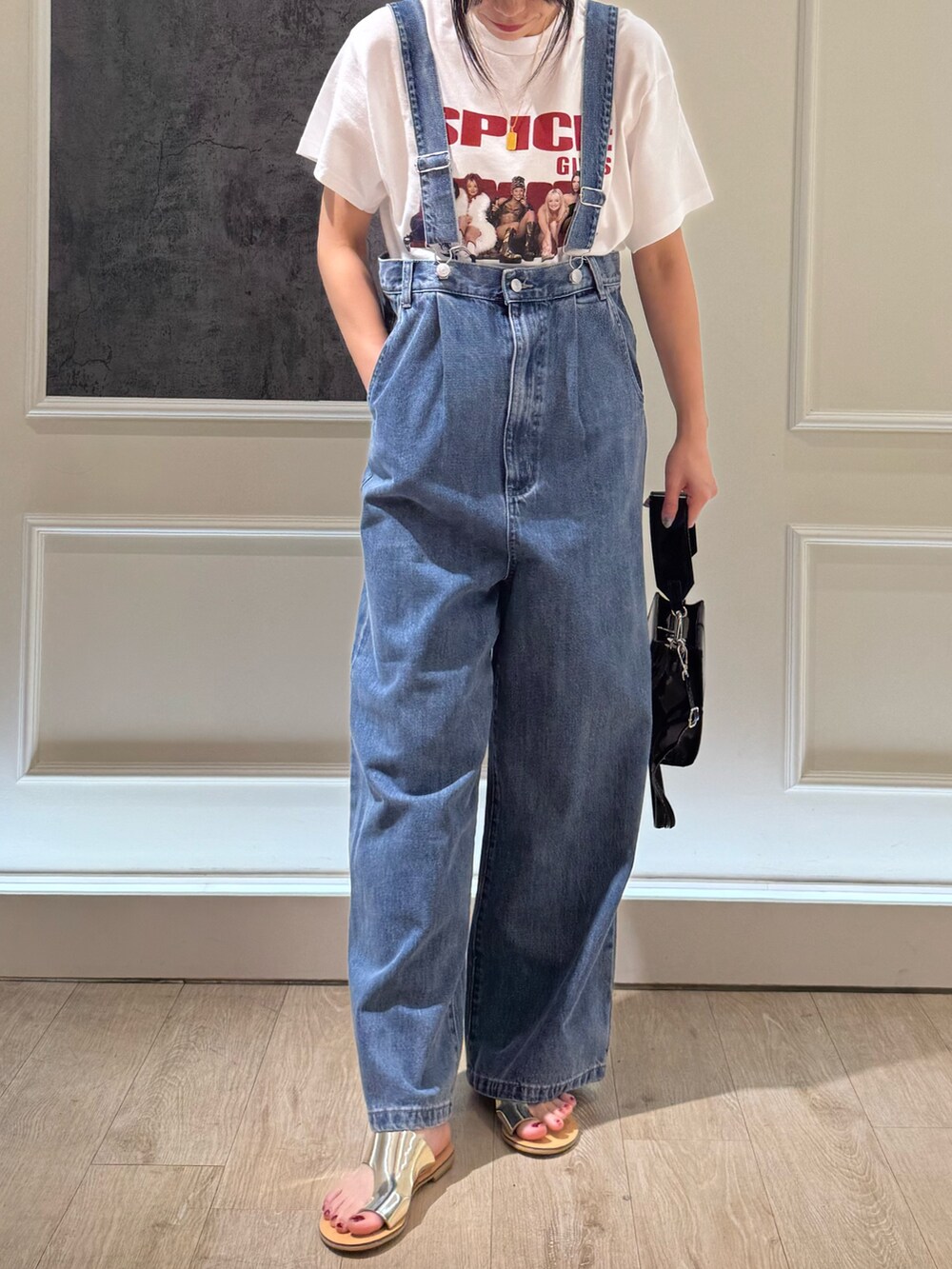 ブルー系のデニムパンツ、シルバー系のショルダーバッグ、シルバー系のサンダルを着用したレディースの夏コーディネートの2枚目の写真