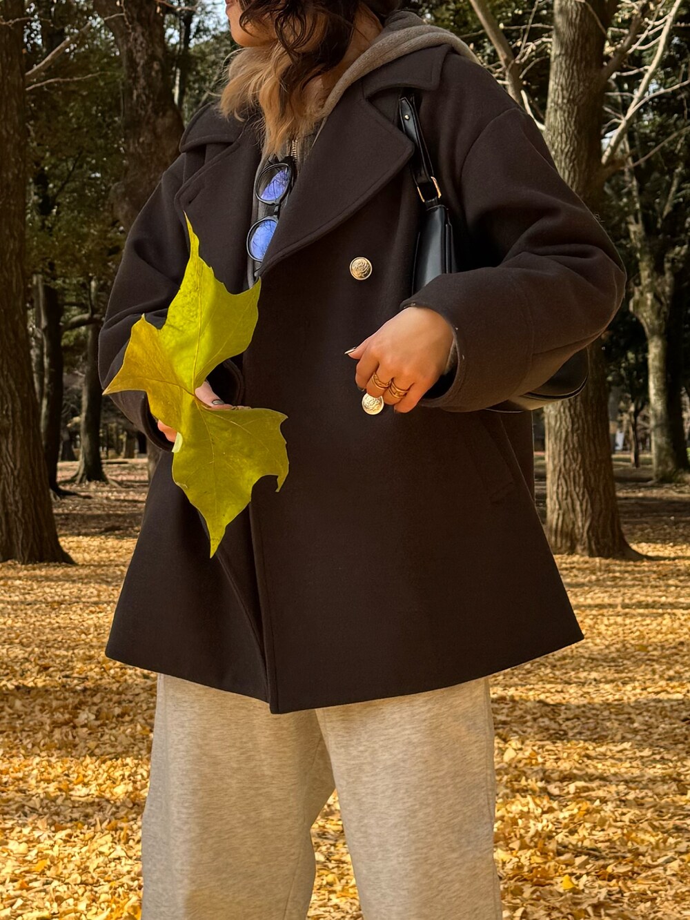 ブルー系のピーコート、グレー系のパーカーを着用したレディースの冬コーディネートの2枚目の写真