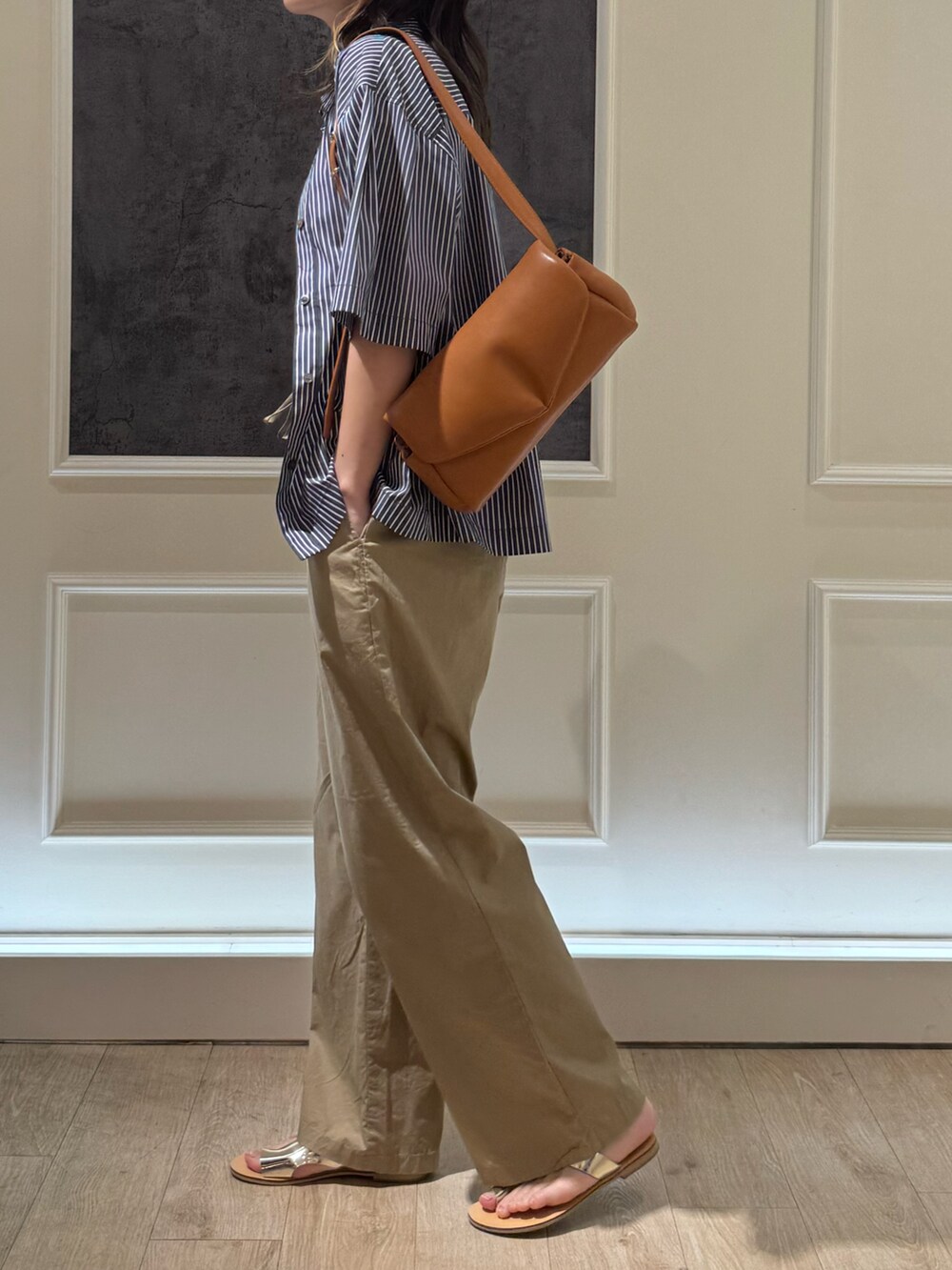 ブルー系のシャツ/ブラウス、ベージュ系のその他パンツ、シルバー系のサンダルを着用したレディースの夏コーディネートの3枚目の写真