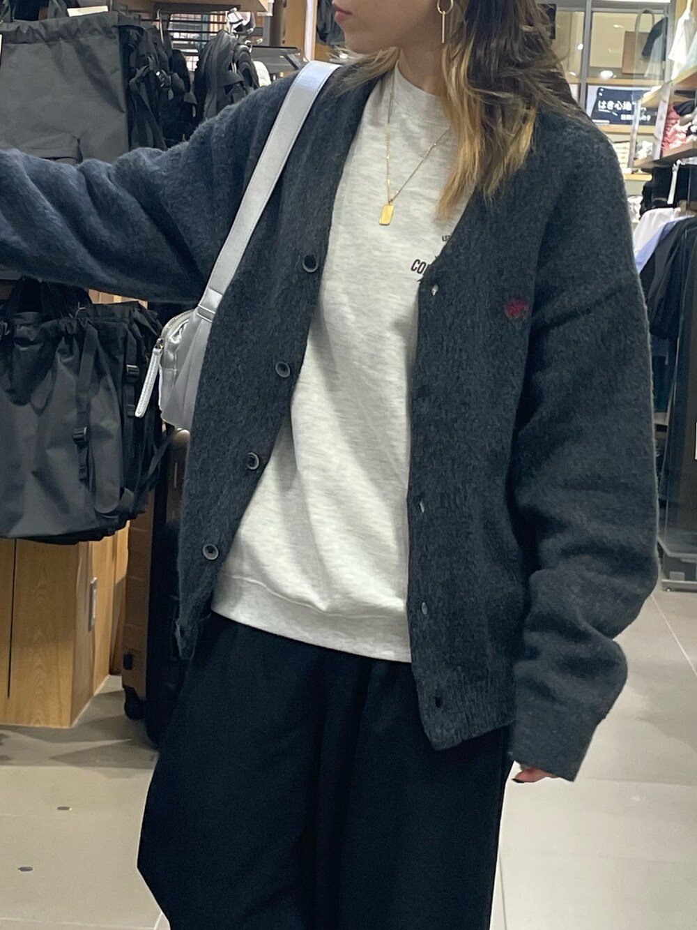 グレー系のカーディガン/ボレロ、ブラック系のその他パンツ、ブラック系のキャップを着用したレディースの秋コーディネートの3枚目の写真