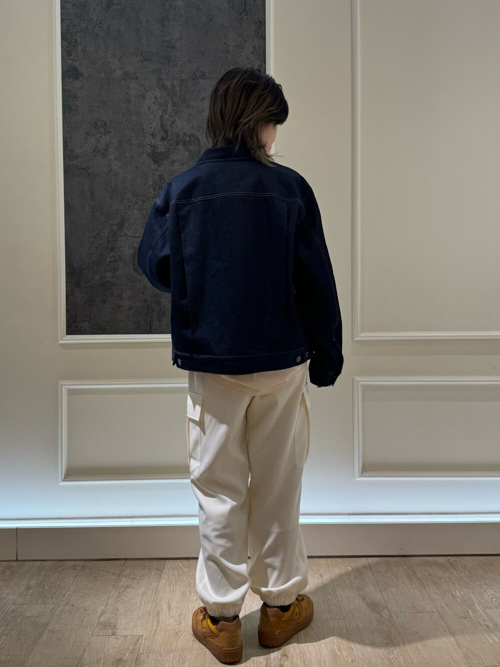 ブルー系のデニムジャケット、グレー系のTシャツ/カットソー、ホワイト系のカーゴパンツを着用したレディースの冬コーディネートの3枚目の写真