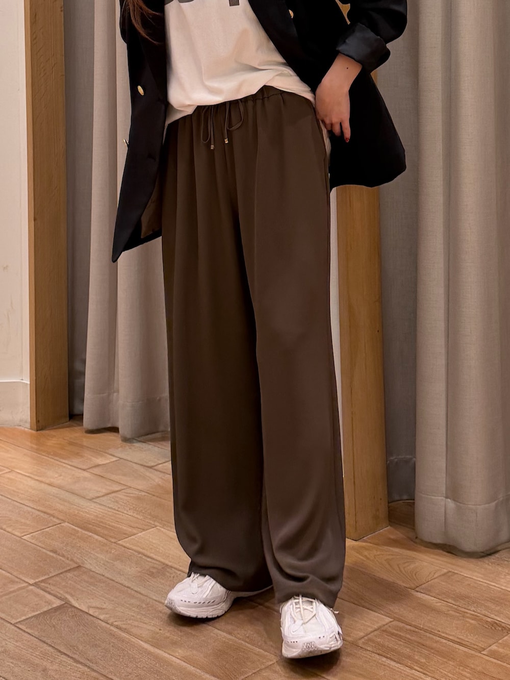 ホワイト系のTシャツ/カットソー、ブルー系のテーラードジャケット、ブラウン系のその他パンツを着用したレディースの秋コーディネートの2枚目の写真