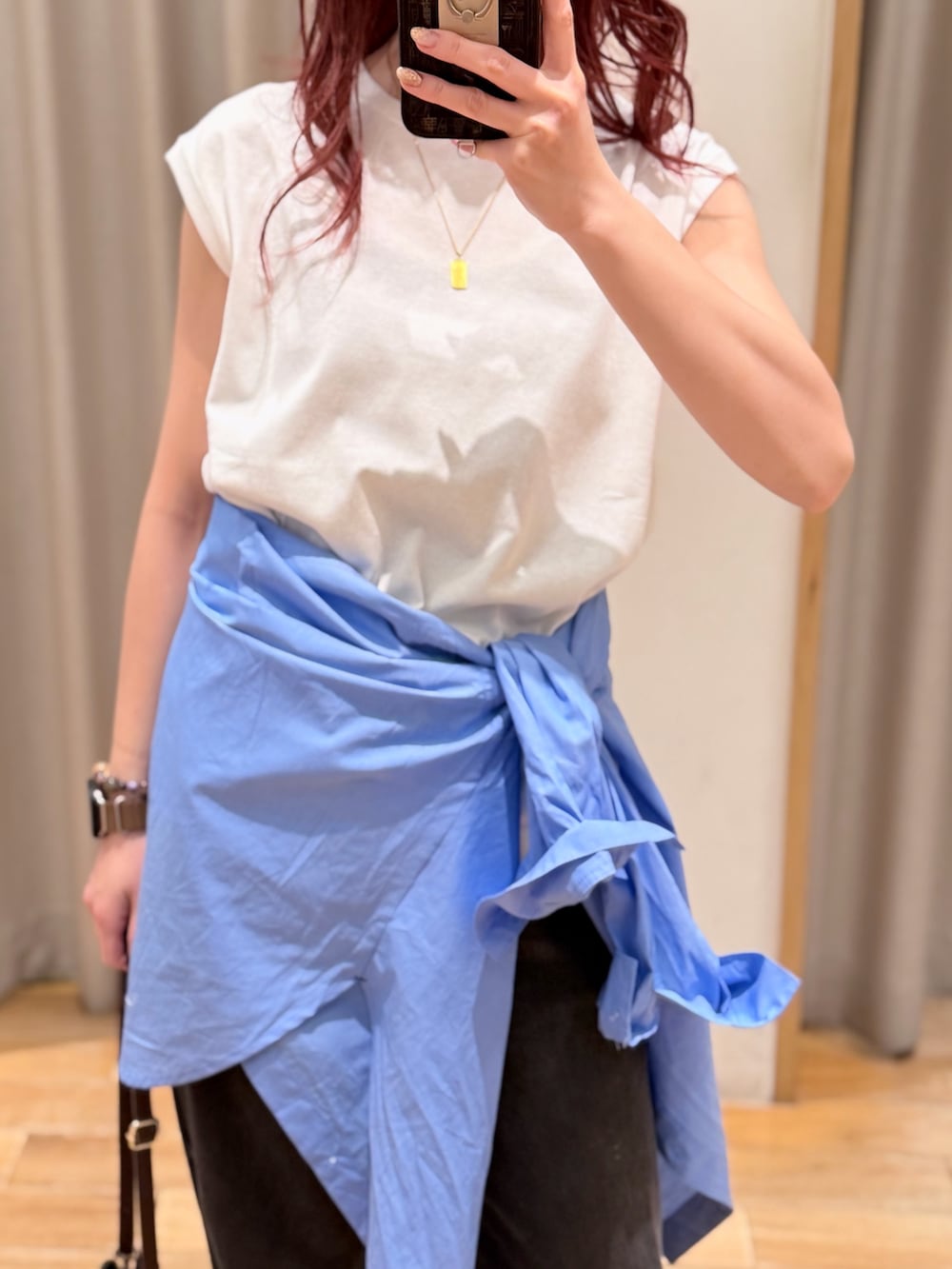 ホワイト系のTシャツ/カットソー、ブルー系のシャツ/ブラウス、ブラック系のデニムパンツを着用したレディースの春コーディネートの3枚目の写真