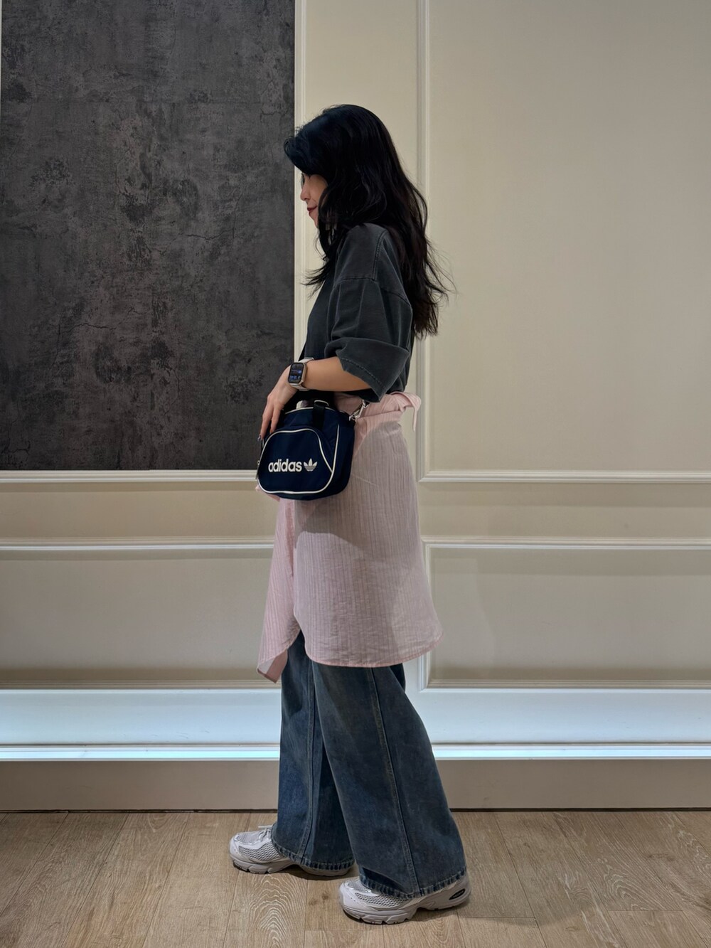 ブルー系のデニムパンツ、ピンク系のシャツ/ブラウスを着用したレディースの夏コーディネートの3枚目の写真