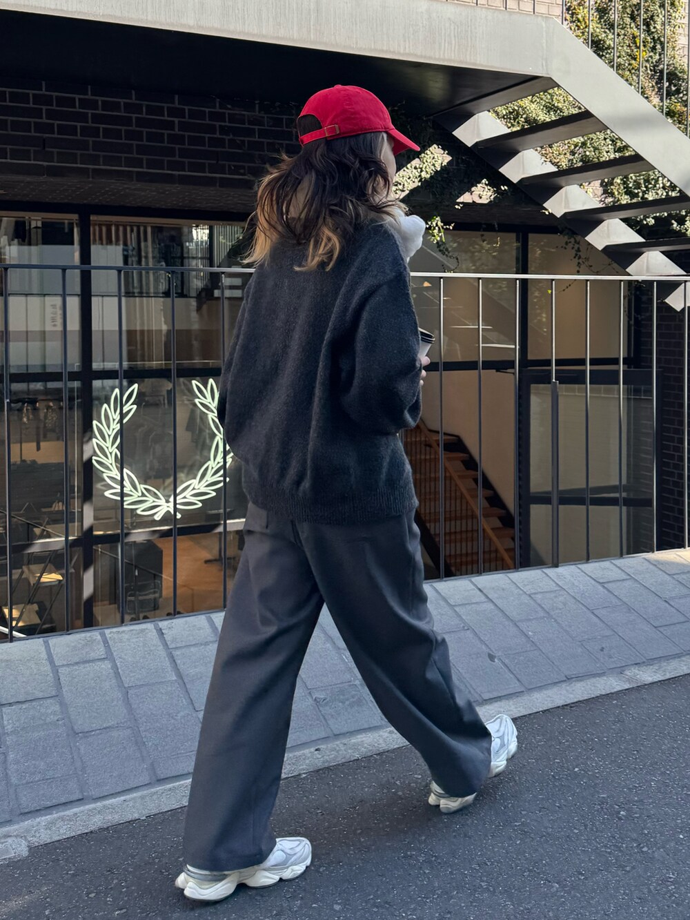 グレー系のその他パンツ、ブラック系のカーディガン/ボレロを着用したレディースの冬コーディネートの4枚目の写真