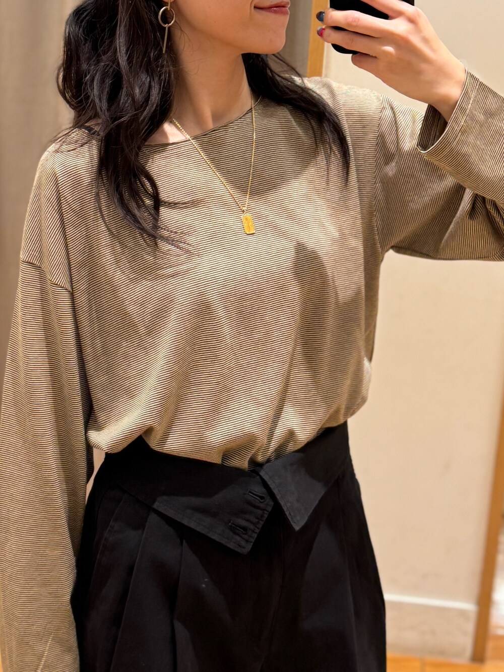 ホワイト系のTシャツ/カットソー、ブラック系のチノパンツを着用したレディースの秋コーディネートの2枚目の写真