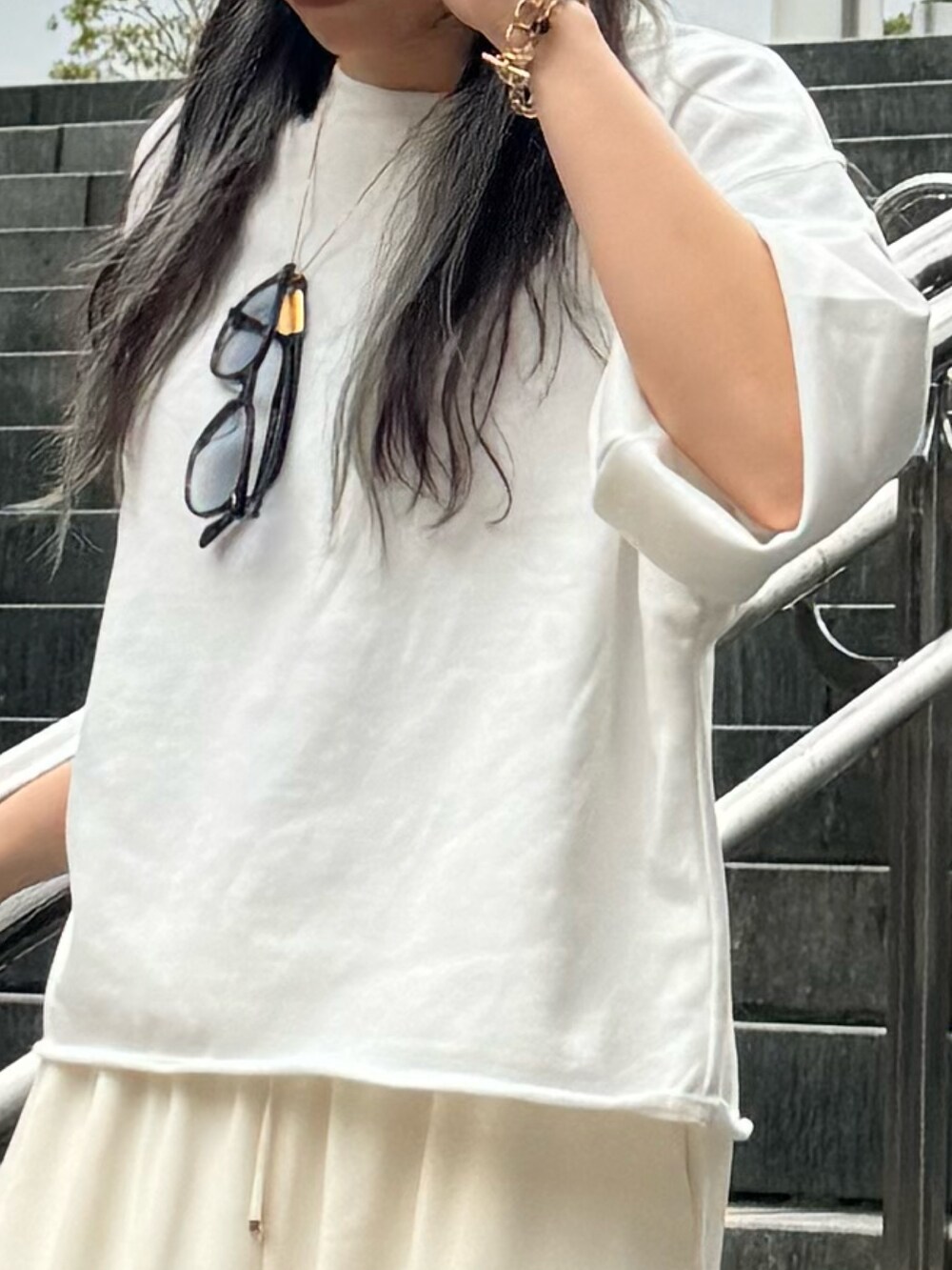 ホワイト系のTシャツ/カットソー、ホワイト系のその他パンツを着用したレディースの春コーディネートの3枚目の写真
