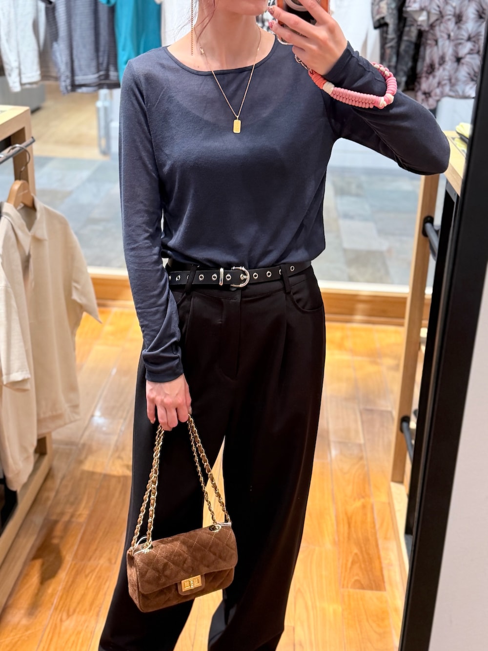 ブルー系のTシャツ/カットソー、ブラック系のその他パンツ、ブラウン系のショルダーバッグを着用したレディースの秋コーディネートの2枚目の写真