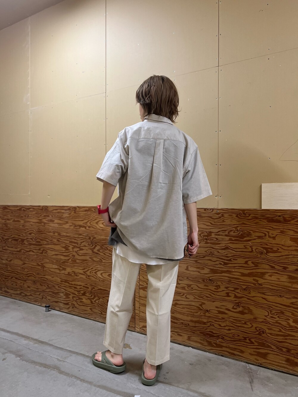 ベージュ系のシャツ/ブラウス、ベージュ系のTシャツ/カットソー、ホワイト系のタンクトップを着用したレディースの夏コーディネートの2枚目の写真