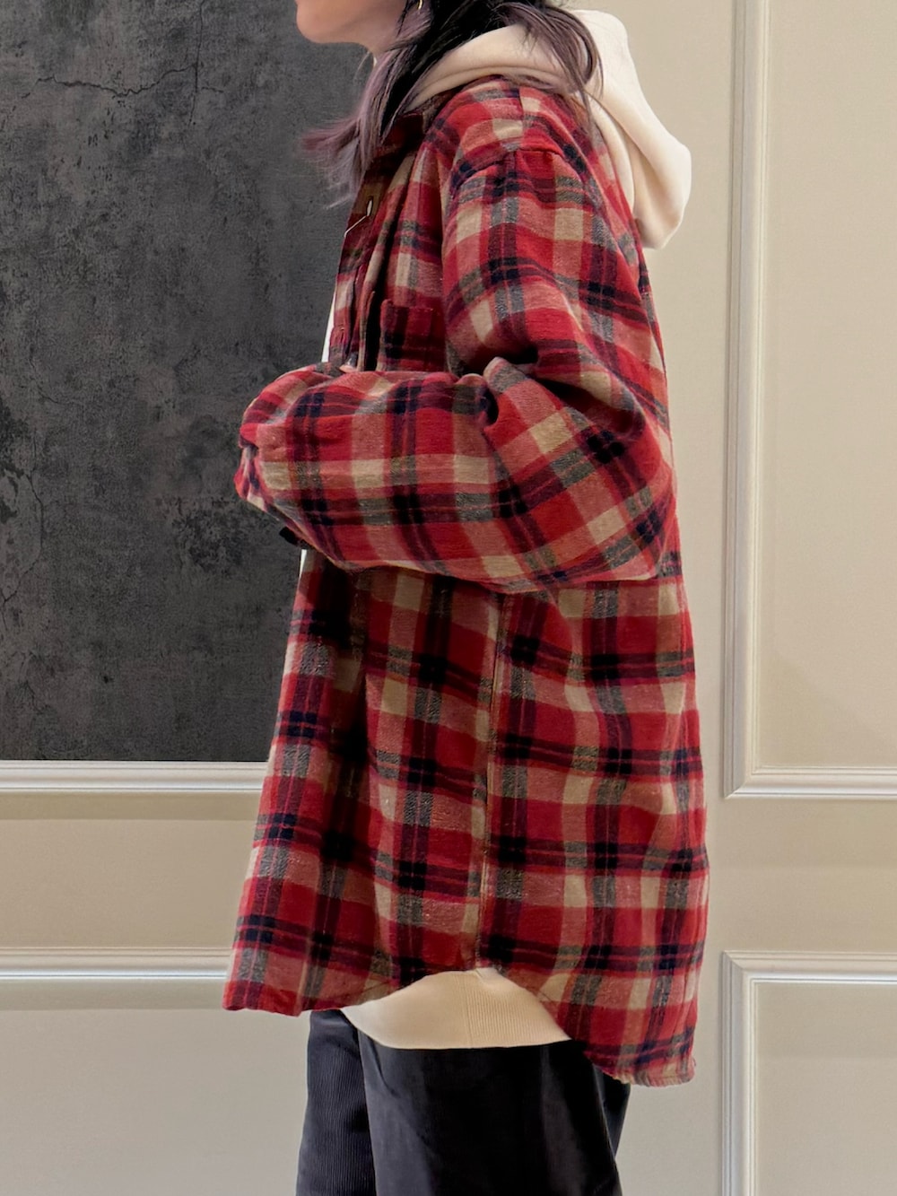 レッド系のシャツ/ブラウス、ホワイト系のパーカー、ブルー系のキャップを着用したレディースの秋コーディネートの4枚目の写真