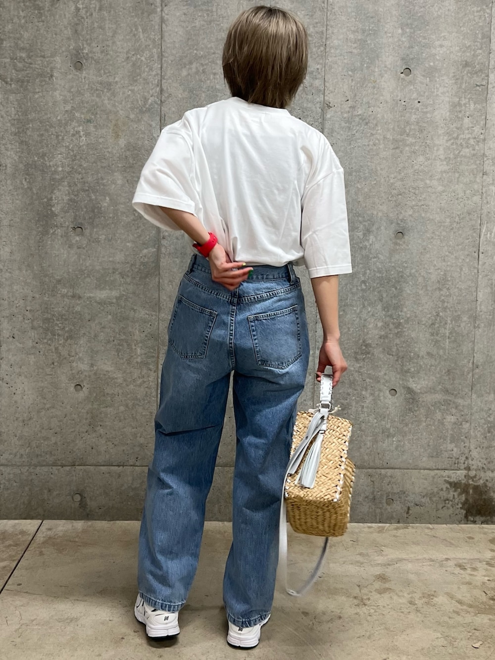 ホワイト系のTシャツ/カットソー、ブルー系のデニムパンツ、シルバー系のショルダーバッグを着用したレディースの春コーディネートの3枚目の写真