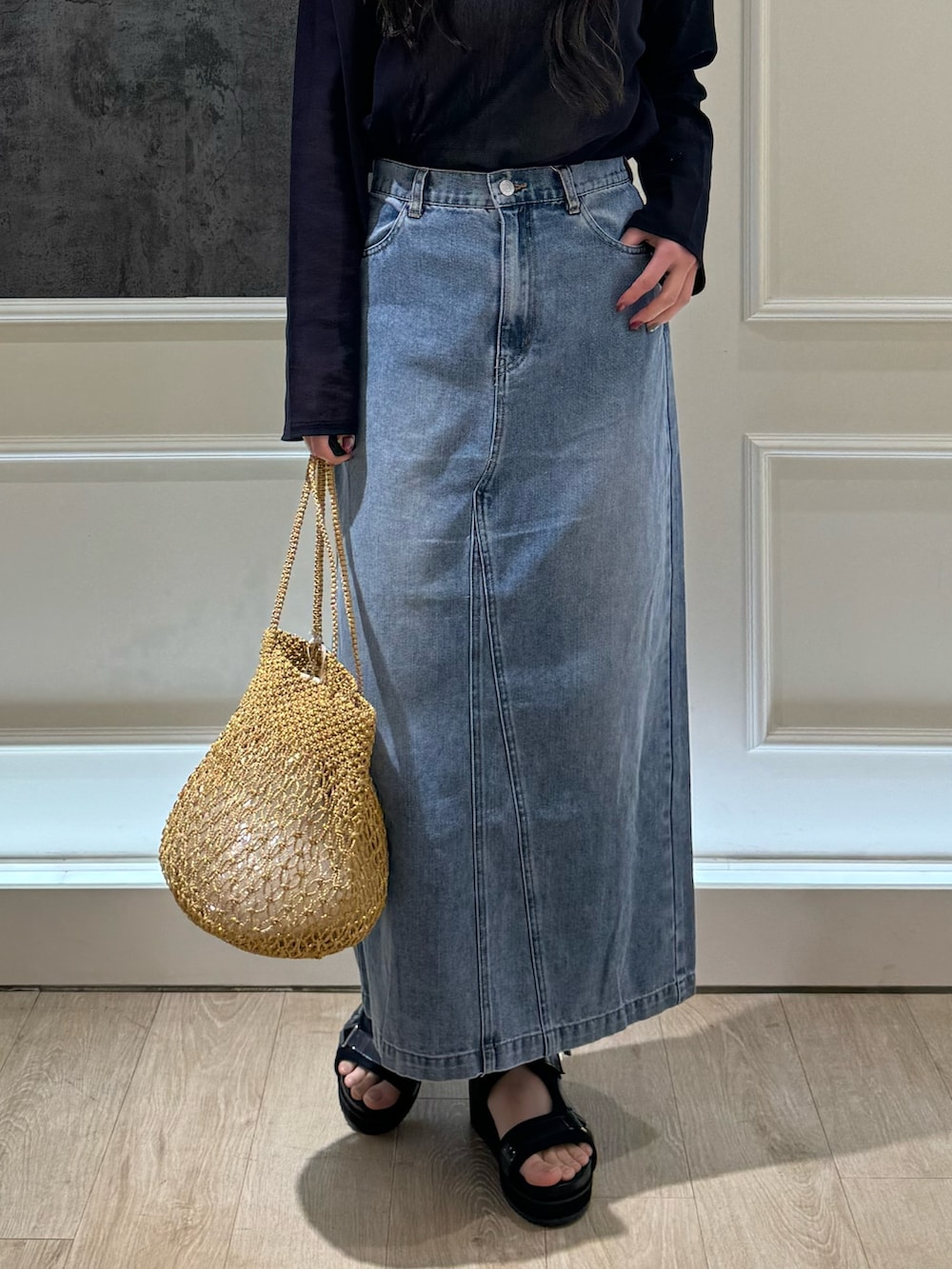 ブルー系のTシャツ/カットソー、ブルー系のデニムスカート、ブラック系のサンダルを着用したレディースの春コーディネートの3枚目の写真