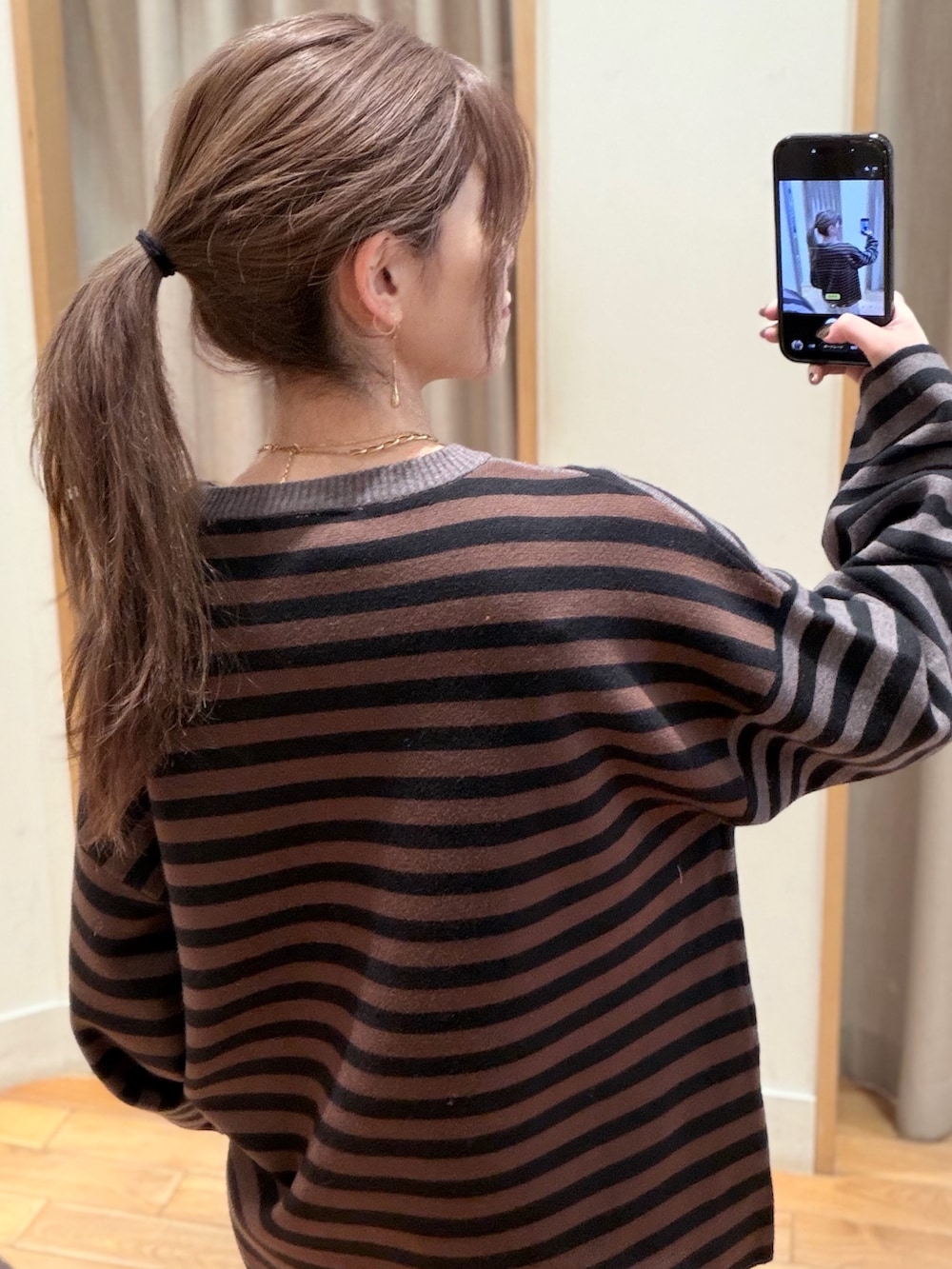 ブラック系のニット/セーター、ベージュ系のスウェットパンツを着用したレディースの冬コーディネートの3枚目の写真