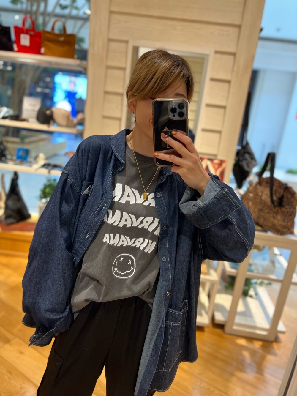 ブラック系のTシャツ/カットソー、ブラック系のカーゴパンツを着用したレディースの秋コーディネートの2枚目の写真