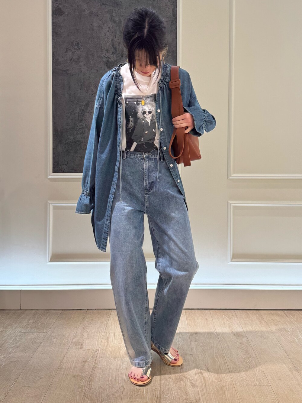 ブルー系のシャツ/ブラウス、ブルー系のデニムパンツ、シルバー系のサンダルを着用したレディースの夏コーディネートの2枚目の写真