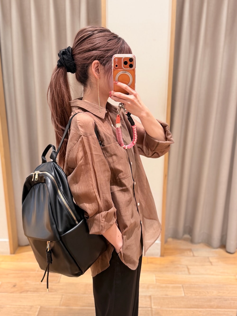 ブラウン系のシャツ/ブラウス、ブラック系のその他パンツ、シルバー系のバックパック/リュックを着用したレディースの夏コーディネートの3枚目の写真