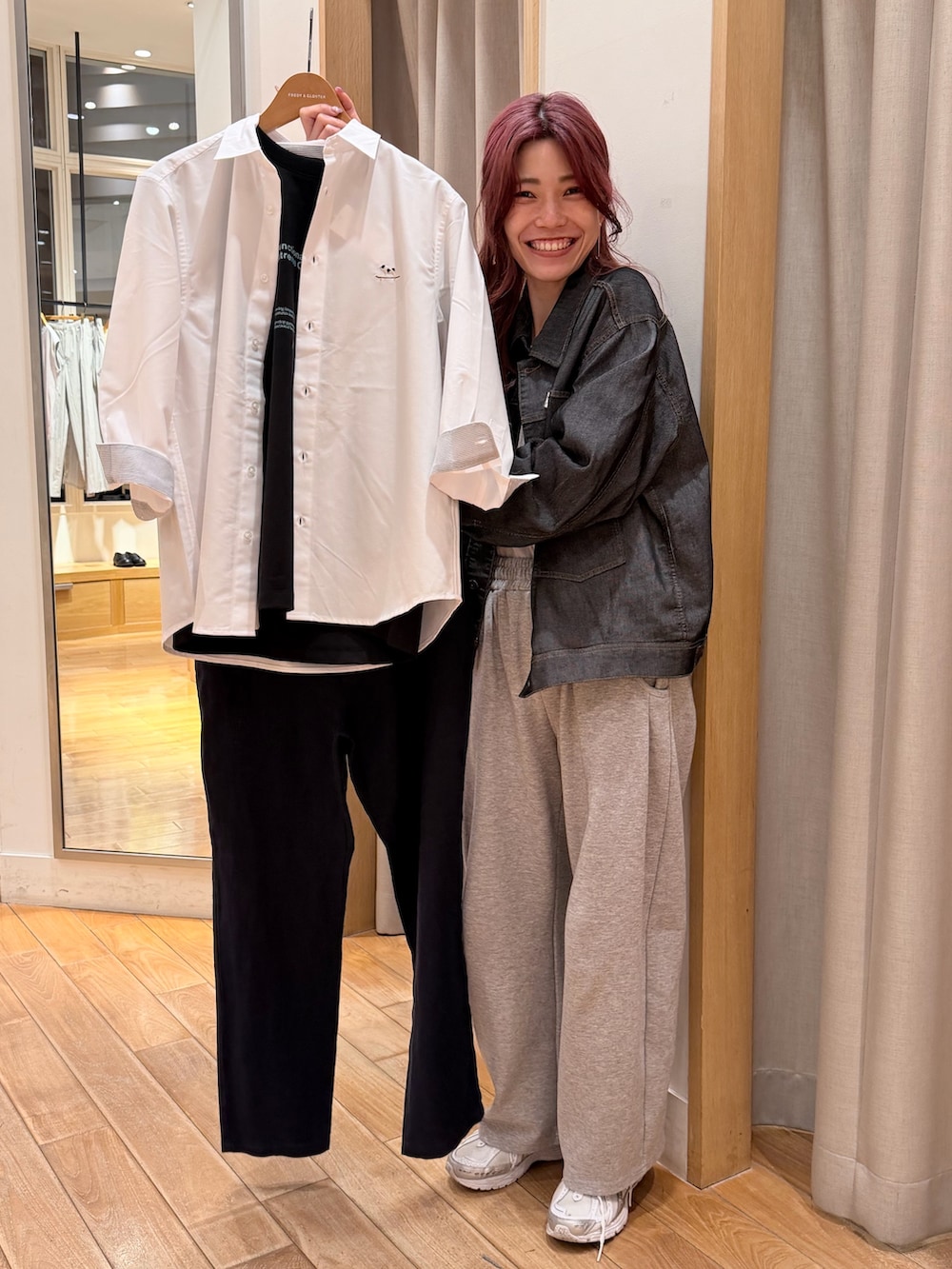 ブルー系のその他パンツ、ホワイト系のシャツ/ブラウス、ブラック系のTシャツ/カットソーを着用したレディースの春コーディネートの2枚目の写真