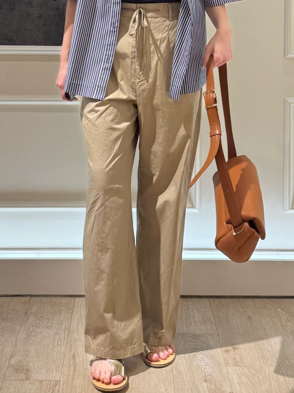ブルー系のシャツ/ブラウス、ベージュ系のその他パンツ、シルバー系のサンダルを着用したレディースの夏コーディネートの5枚目の写真