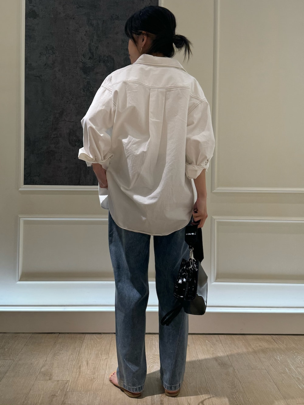 ホワイト系のシャツ/ブラウス、ブルー系のデニムパンツ、ホワイト系のTシャツ/カットソーを着用したレディースの夏コーディネートの2枚目の写真