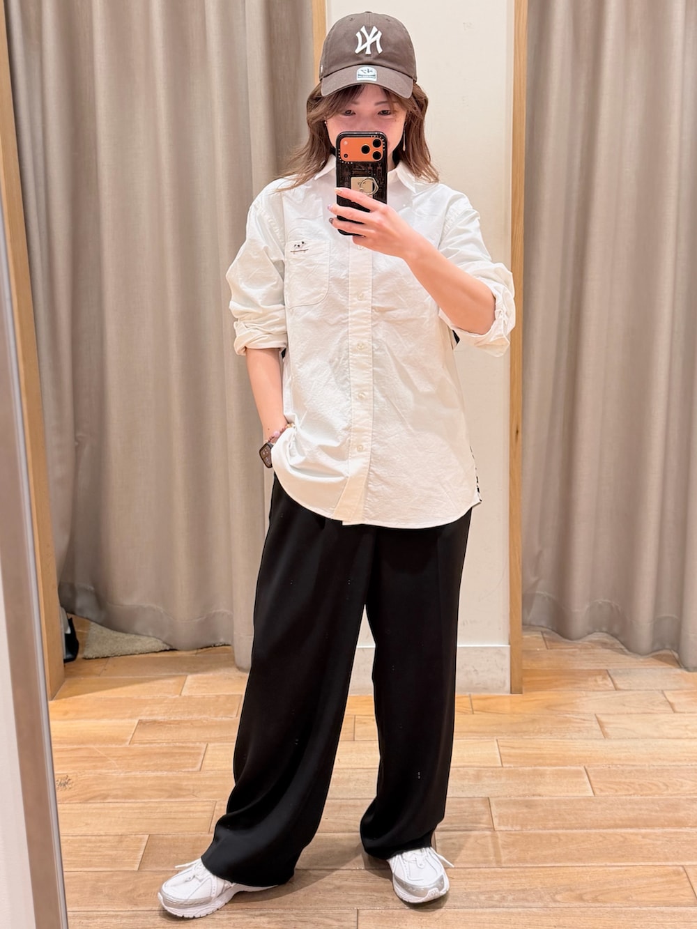 ホワイト系のシャツ/ブラウス、ブラック系のスラックスを着用したレディースの春コーディネートの2枚目の写真