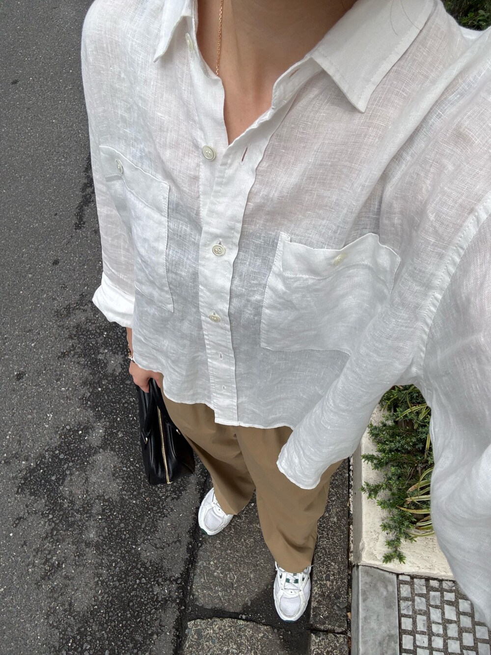 ホワイト系のシャツ/ブラウス、ベージュ系のその他パンツ、イエロー系のショルダーバッグを着用したレディースの春コーディネートの3枚目の写真