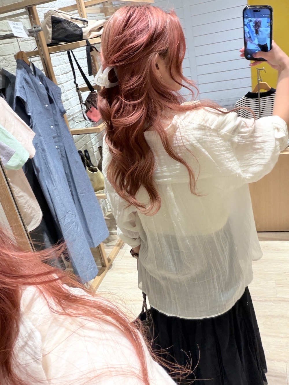 ホワイト系のシャツ/ブラウス、ブラック系のスカート、その他のトートバッグを着用したレディースの春コーディネートの4枚目の写真