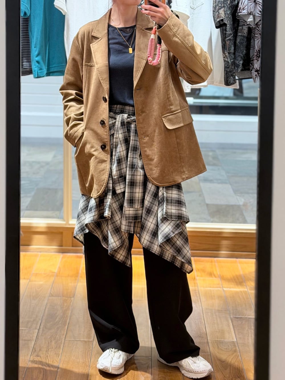 イエロー系のテーラードジャケット、ブルー系のTシャツ/カットソー、ホワイト系のスカートを着用したレディースの秋コーディネートの3枚目の写真