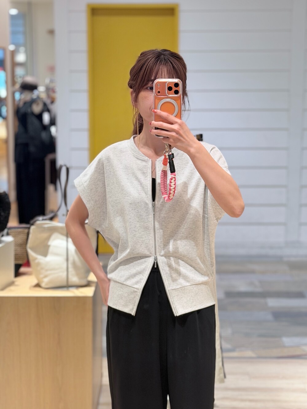 グレー系のTシャツ/カットソー、ブラック系のその他パンツを着用したレディースの夏コーディネートの3枚目の写真