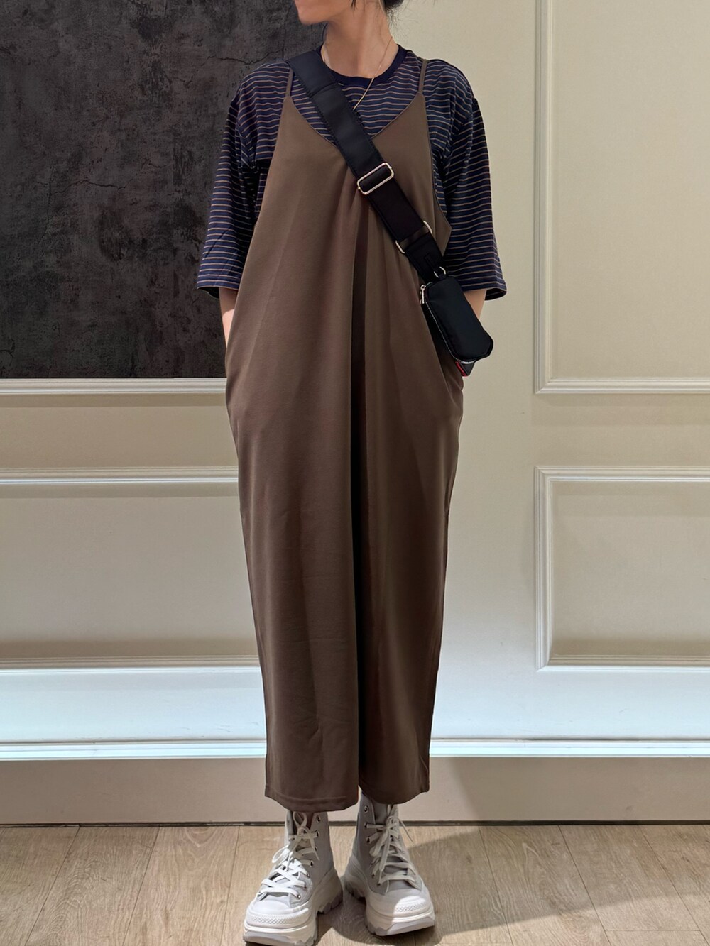 ブラック系のTシャツ/カットソー、ブラウン系のワンピース、グレー系のスニーカーを着用したレディースの夏コーディネートの2枚目の写真