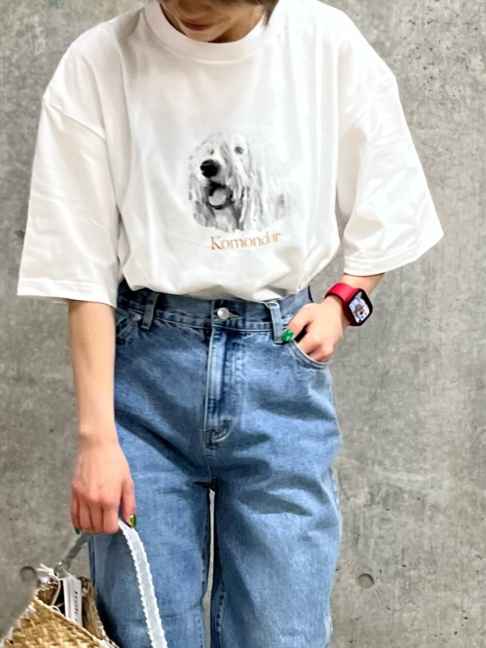 ホワイト系のTシャツ/カットソー、ブルー系のデニムパンツ、シルバー系のショルダーバッグを着用したレディースの春コーディネートの2枚目の写真
