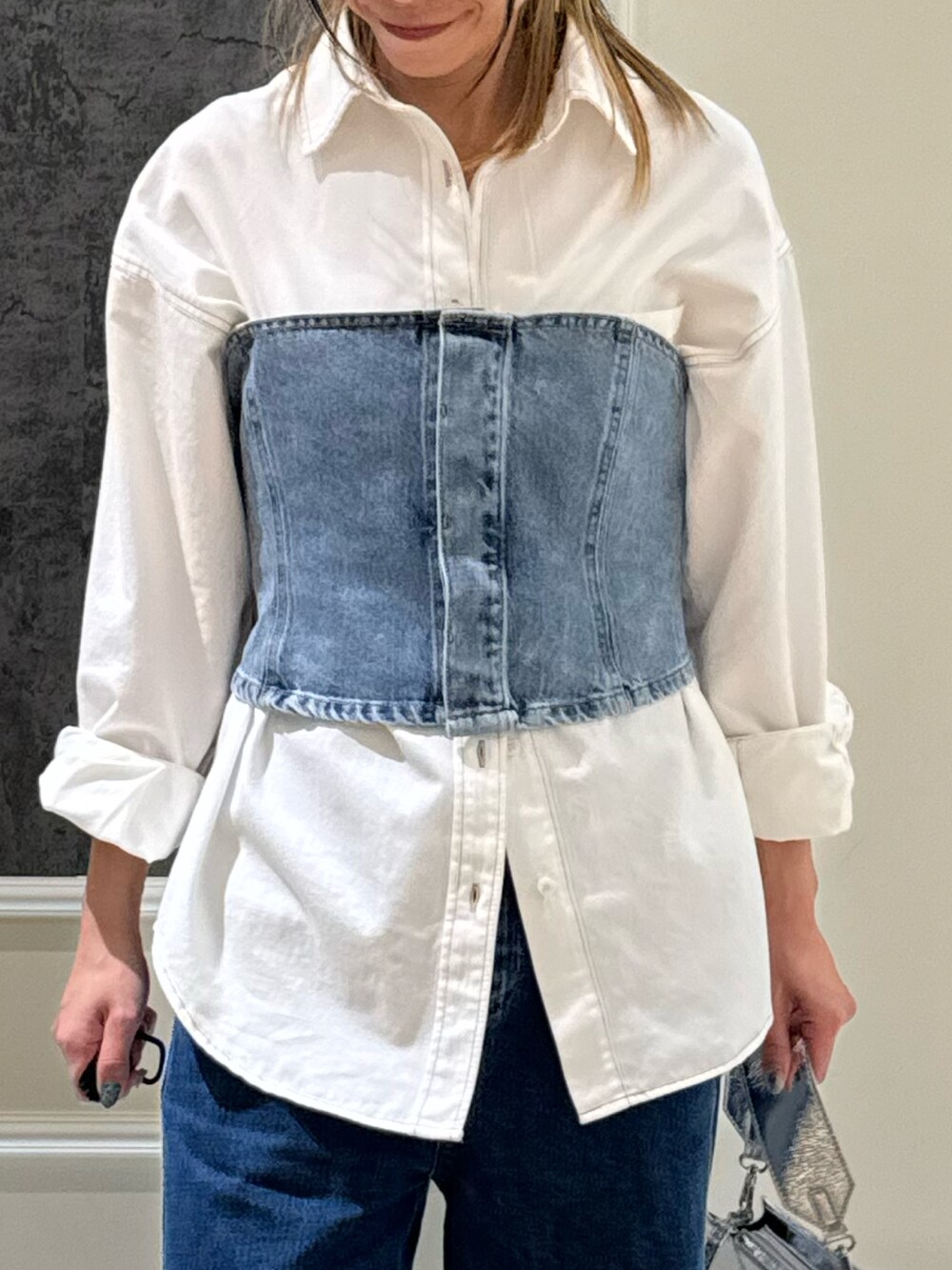 ブルー系のシャツ/ブラウス、ブルー系のデニムパンツ、ホワイト系のシャツ/ブラウスを着用したレディースの夏コーディネートの2枚目の写真