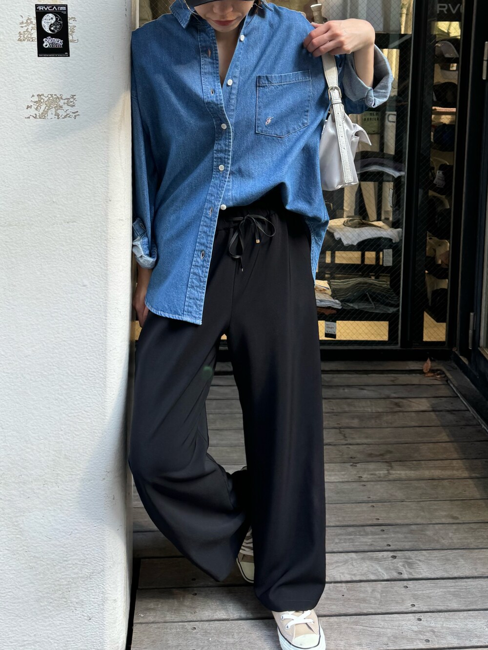 ブルー系のシャツ/ブラウス、ブラック系のその他パンツを着用したレディースの秋コーディネートの4枚目の写真