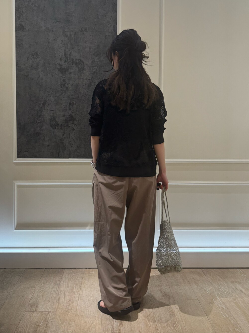 ブラック系のカーディガン/ボレロ、イエロー系のその他パンツ、ブラック系のサンダルを着用したレディースの春コーディネートの4枚目の写真