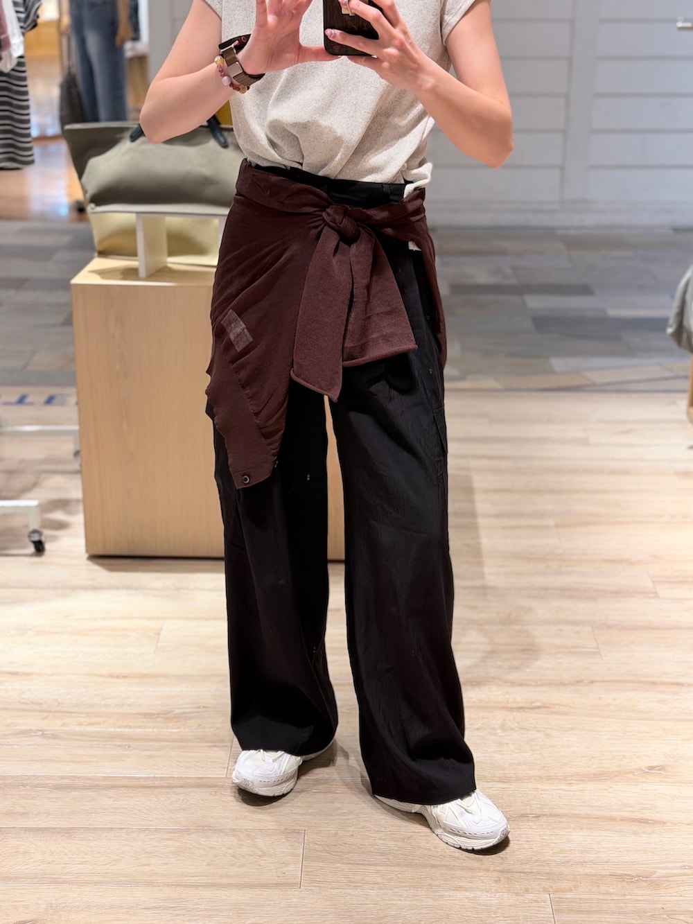 ホワイト系のTシャツ/カットソー、ブラック系のその他パンツ、ブラウン系のカーディガン/ボレロを着用したレディースの夏コーディネートの3枚目の写真